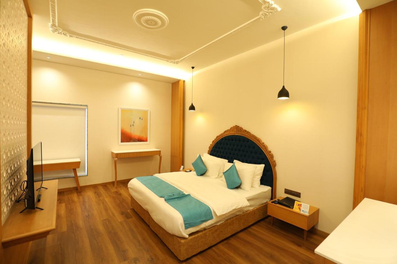 Hotel Blueivy Ānand Екстериор снимка