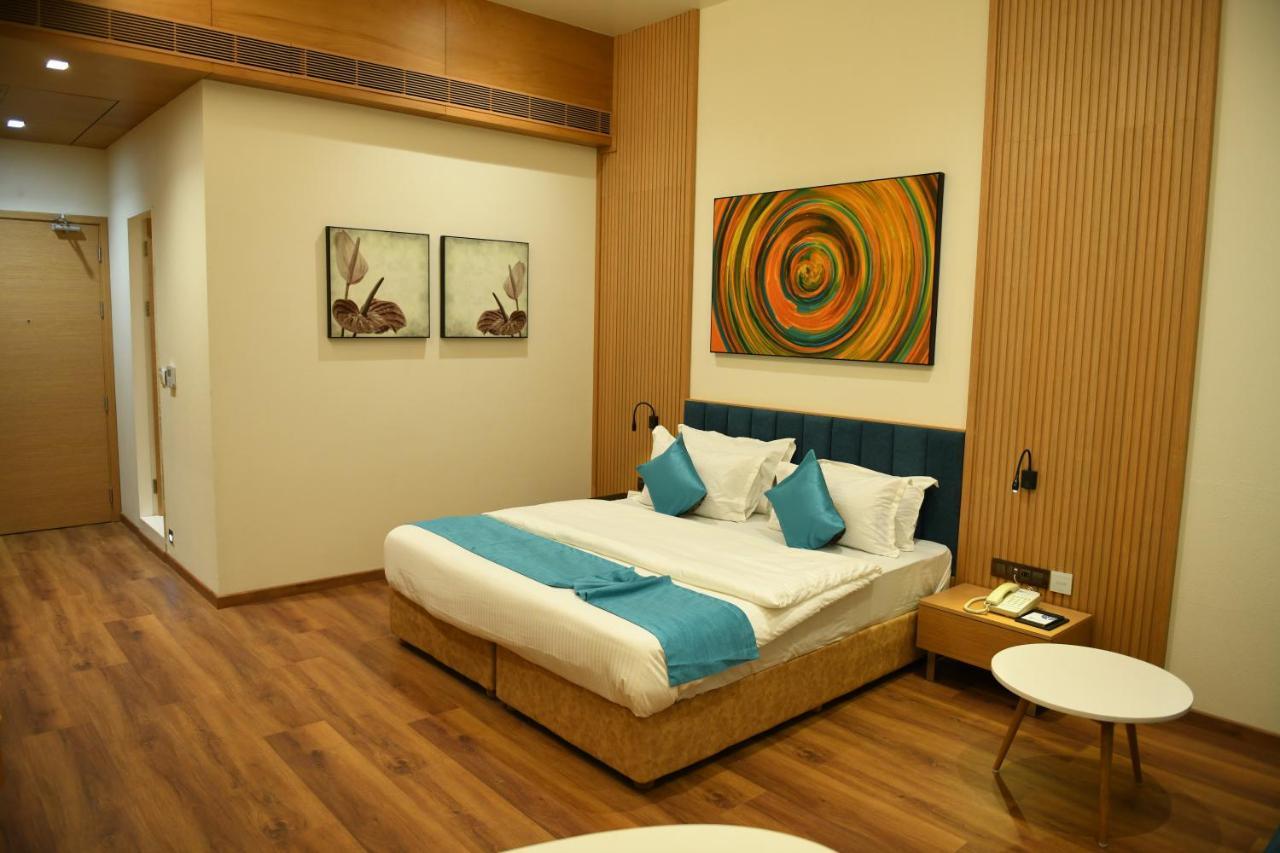 Hotel Blueivy Ānand Екстериор снимка