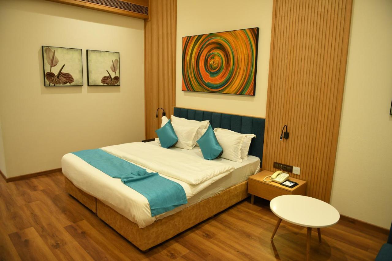 Hotel Blueivy Ānand Екстериор снимка