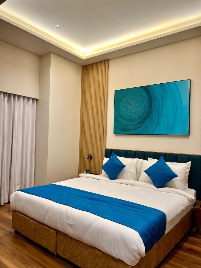 Hotel Blueivy Ānand Екстериор снимка