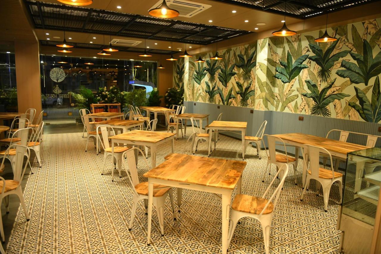 Hotel Blueivy Ānand Екстериор снимка