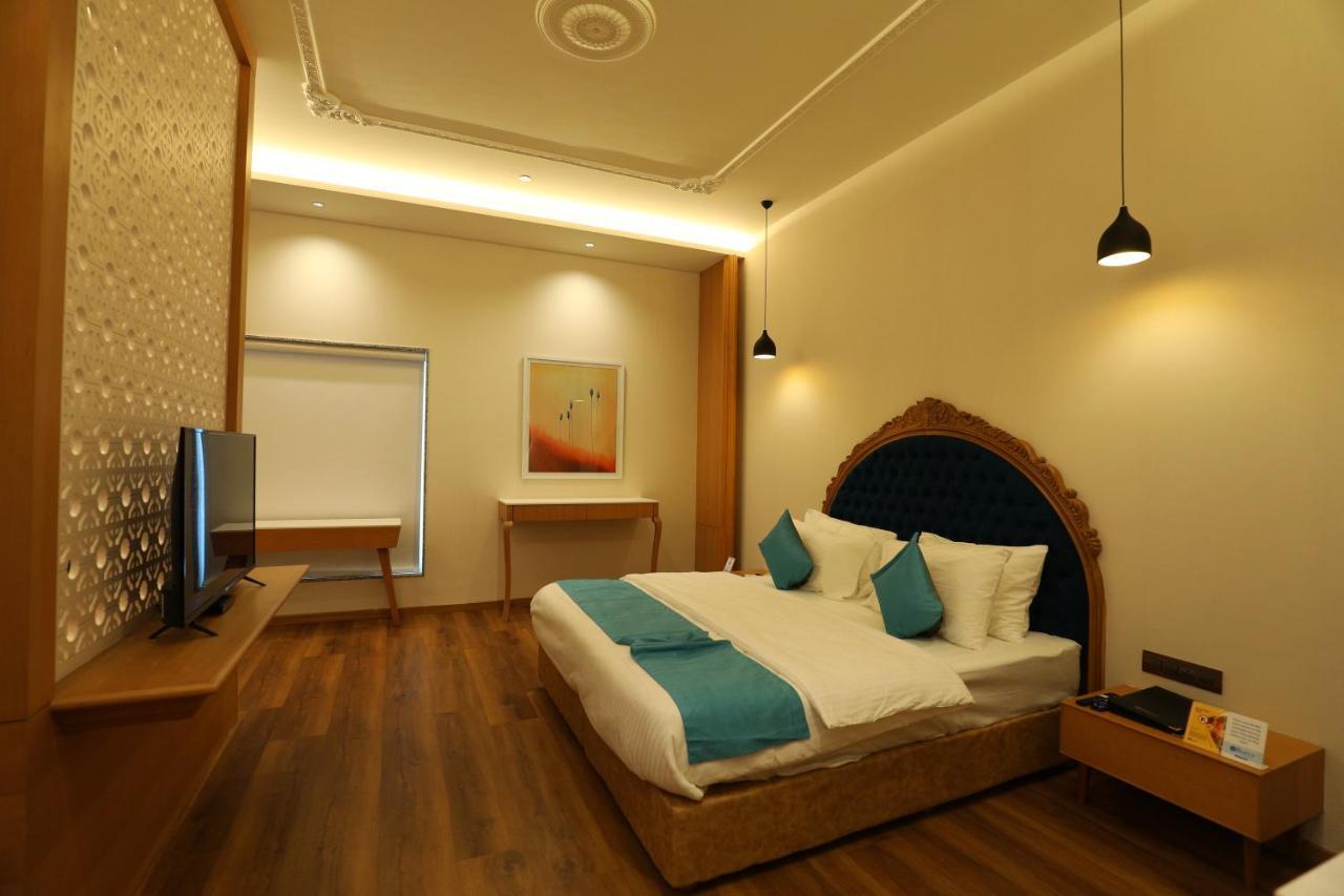 Hotel Blueivy Ānand Екстериор снимка
