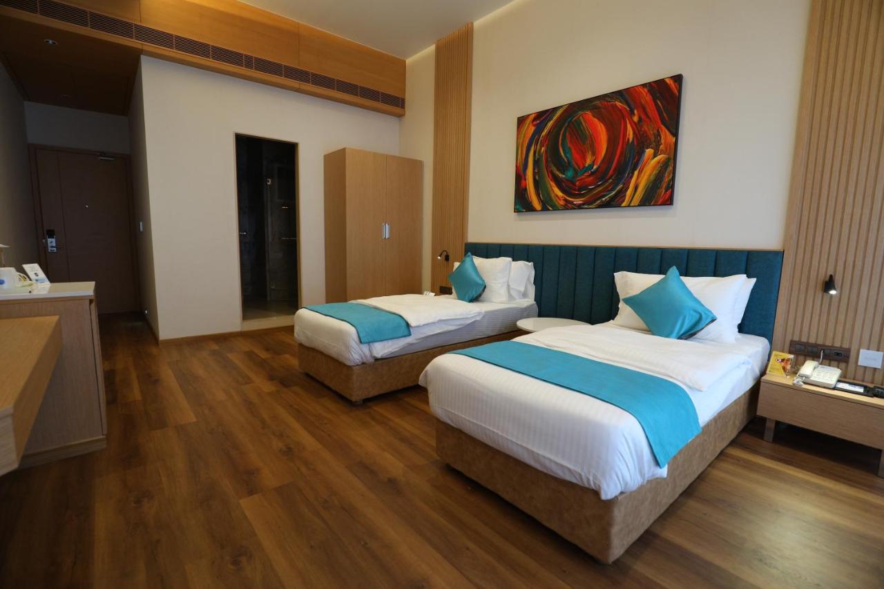 Hotel Blueivy Ānand Екстериор снимка