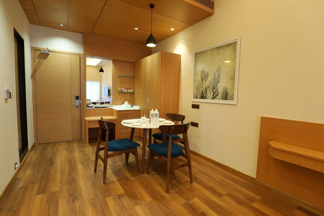 Hotel Blueivy Ānand Екстериор снимка